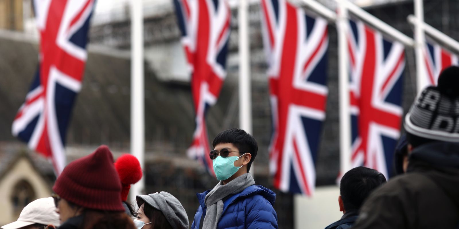 Pessoas que usam máscaras são retratadas na Praça do Parlamento, no dia do Brexit, em Londres, Inglaterra, em 31 de janeiro de 2020. REUTERS / Simon Dawson