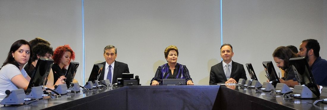Brasília – A presidenta Dilma Rousseff recebe integrantes do Movimento Passe Livre (MPL), no Palácio do Planalto. Participam do encontro os ministros da Secretaria-Geral da Presidência da República, Gilberto Carvalho, e das Cidades, Aguinaldo Ribeiro