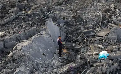 Destroços após ataque israelense em Khan Younis, sul de Gaza
 15/5/2025   REUTERS/Hatem Khaled