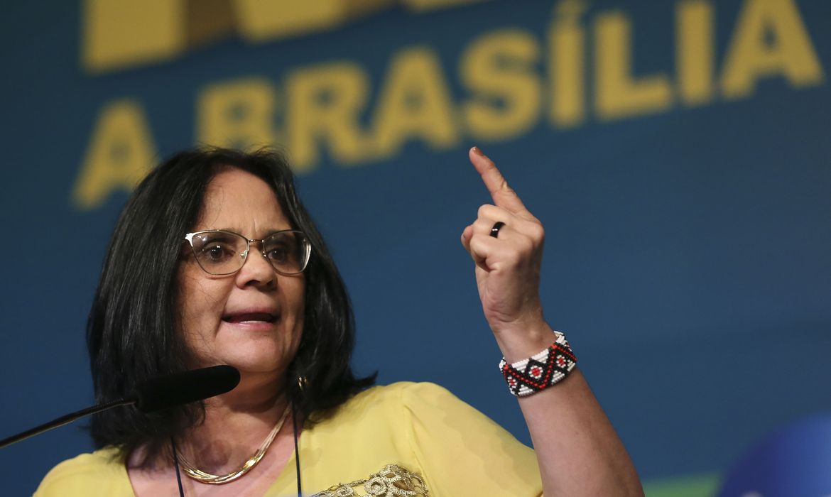 A ministra da Mulher, da Família e dos Direitos Humanos, Damares Alves, participa do debate sobre o poder da mulher na política, na XXII Marcha a Brasília em Defesa dos Municípios