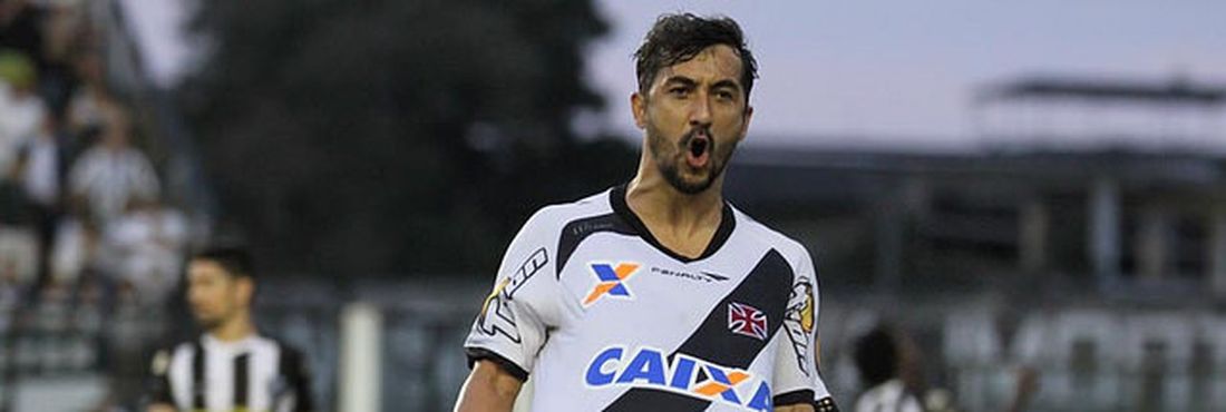 O meia Douglas, do Vasco, comemora o gol de falta marcado por ele na vitória cruzmaltina por 2 x 0 em cima do Ceará