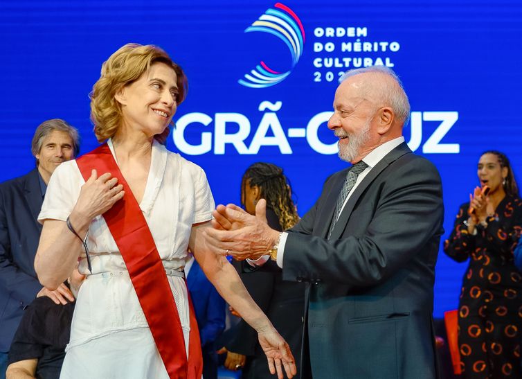 Ricardo Stuckert/PR A atriz Fernanda Torres e o Presidente da República, Luiz Inácio Lula da Silva, durante a cerimônia de Entrega da Ordem do Mérito Cultural, no Palácio Gustavo Capanema. Rio de Janeiro - RJ.