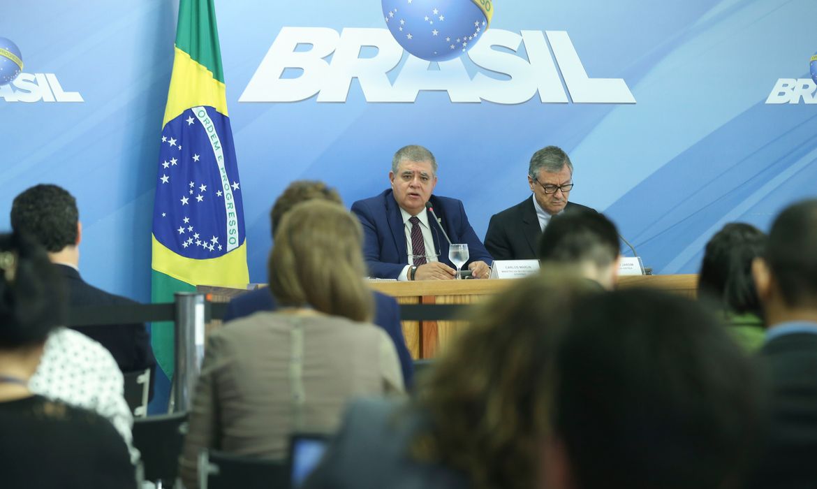 Brasília - O ministro da Secretaria de Governo, Carlos Marun, e o  ministro da Justiça, Torquato Jardim, falam à imprensa, no Palácio do Planalto (Valter Campanato/Agência Brasil)