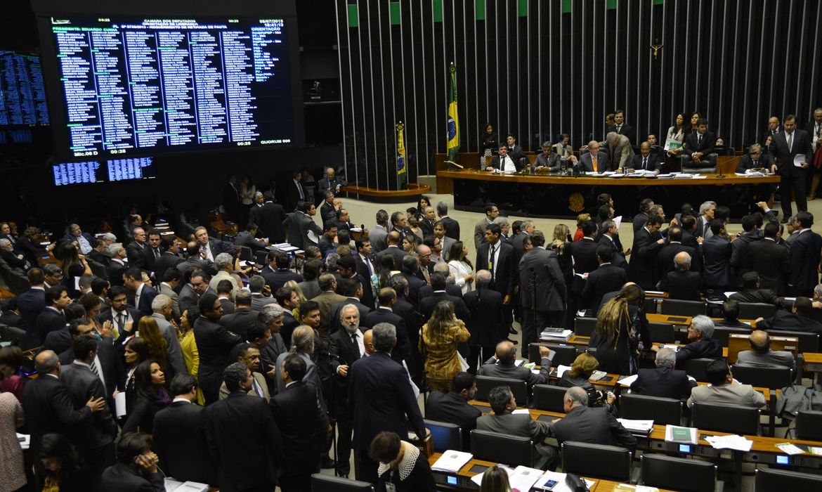 Presidente da Camara, Eduardo Cunha, preside sessão plenaria durante votação de Mps (Valter Campanato/Agência Brasil)