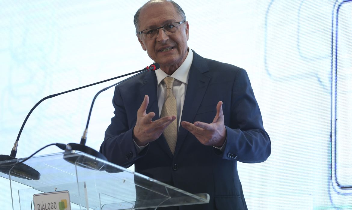 O candidato à Presidência da República, Geraldo Alckmin, do PSDB, discursa durante o evento,  Diálogos Eleitor, realizado pela  União Nacional de Entidades do Comércio e Serviços (Unecs).