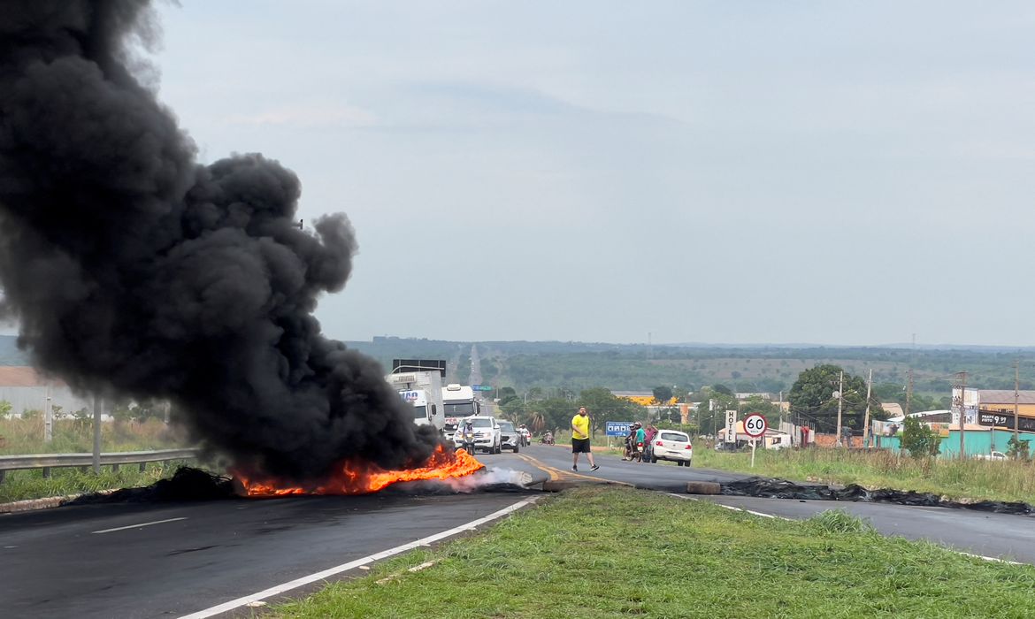 Manifestantes queimam pneus enquanto bloqueiam estradas federais durante um protesto no dia seguinte ao segundo turno da eleição presidencial brasileira, em Várzea Grande, no Estado de Mato Grosso, Brasil.