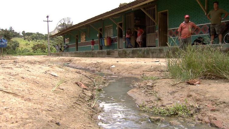 185 crianças convivem diariamente com a falta de saneamento básico em escola indígena no interior de Alagoas 