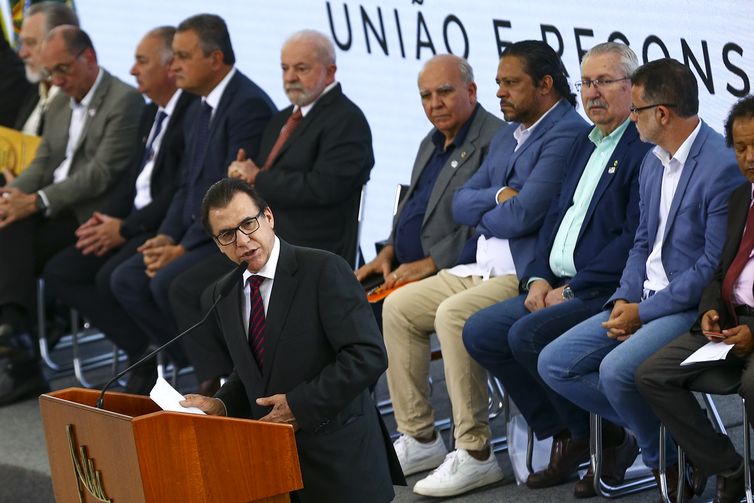O ministro do Trabalho, Luiz Marinho, durante encontro com dirigentes de centrais sindicais, no Palcio do Planalto.