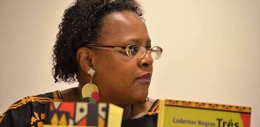 Uma escritora, jornalista e pesquisadora que trabalha no combate ao racismo e na produção de literatura negra: Esmeralda Ribeiro