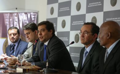 Brasília - A Associação Nacional dos Delegados de Polícia Federal divulga o resultado da votação para escolha de três nomes que serão indicados para diretor-geral da Polícia Federal  (Elza Fiuza/Agência Brasil)