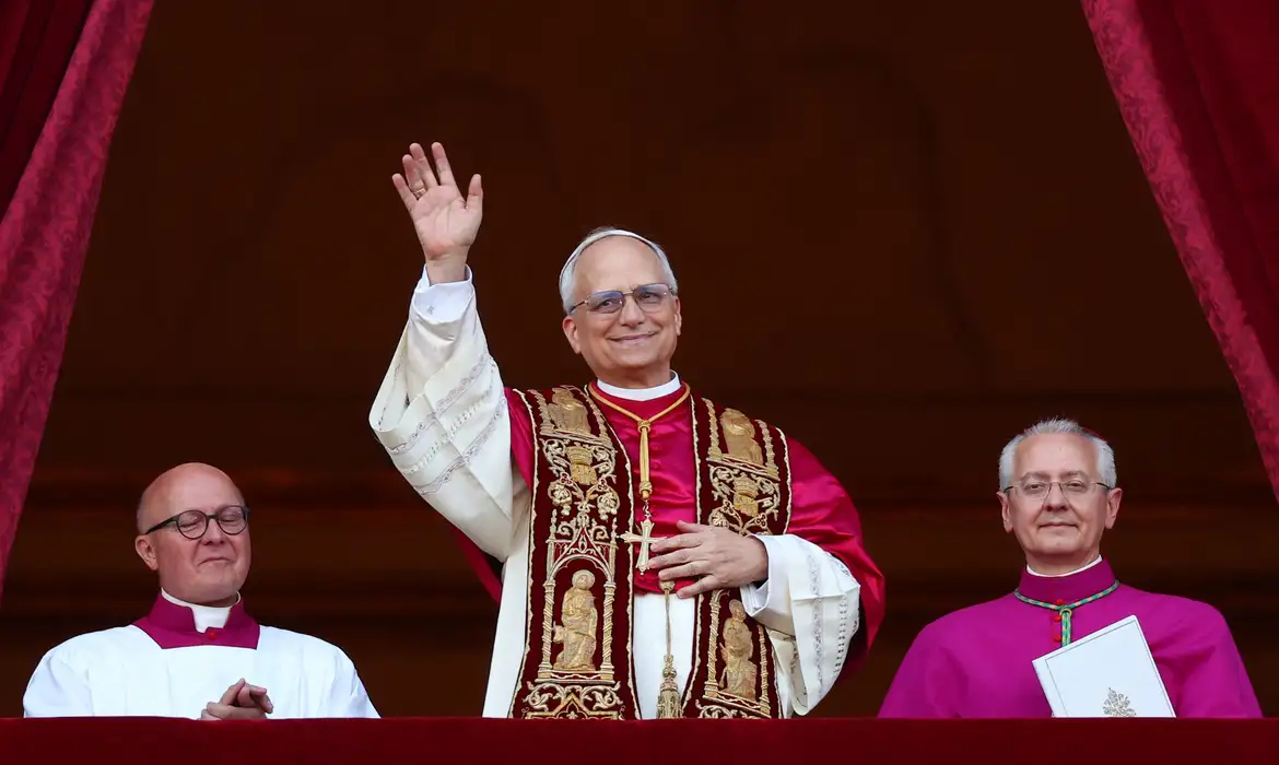 Newly elected Pope Leo XIV, Cardinal Robert Prevost of the United States appears on the balcony of St. Peter's Basilica, at the Vatican, May 8, 2025. REUTERS/Guglielmo Mangiapane TPX IMAGES OF THE DAY