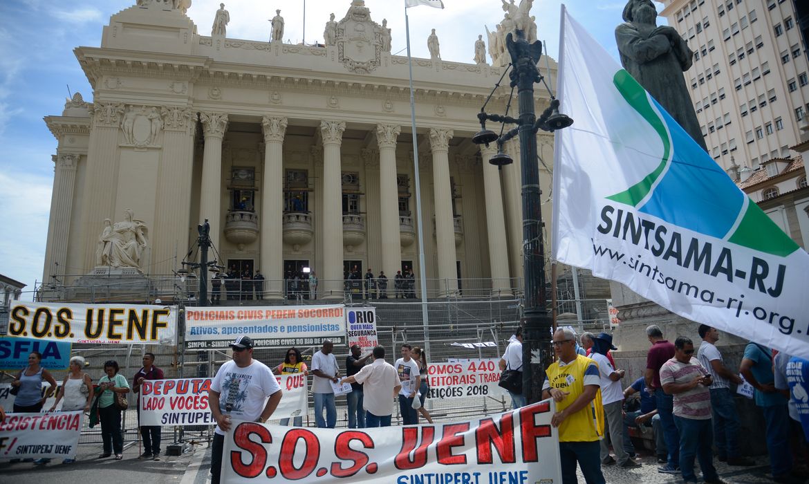 Rio de Janeiro - Cariocas protestam em frente à Assembleia Legislativa do Rio de Janeiro contra as medidas de austeridade do governo estadual (Tânia Rêgo/Agência Brasil)