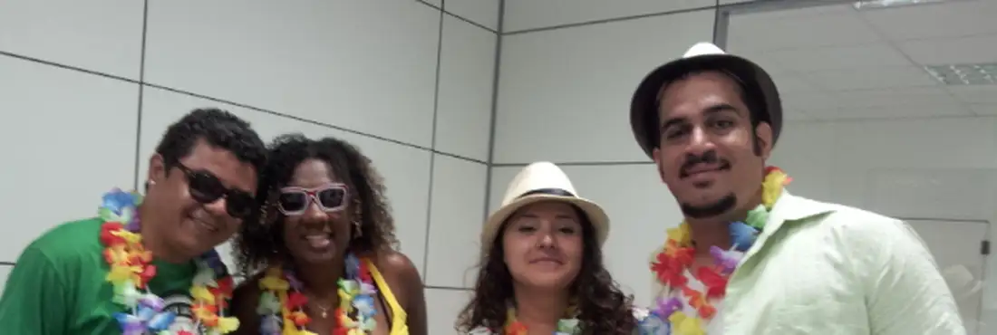 Equipe do Ação Periferia Equipe se prepara para entrar no estúdio para o primeiro Ação Verão ao vivo