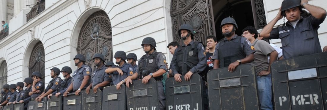 A tropa de choque do Rio de Janeiro do lado de fora da Câmara dos Vereadores do Rio de Janeiro enquanto manifestantes ocupavam plenário da Casa