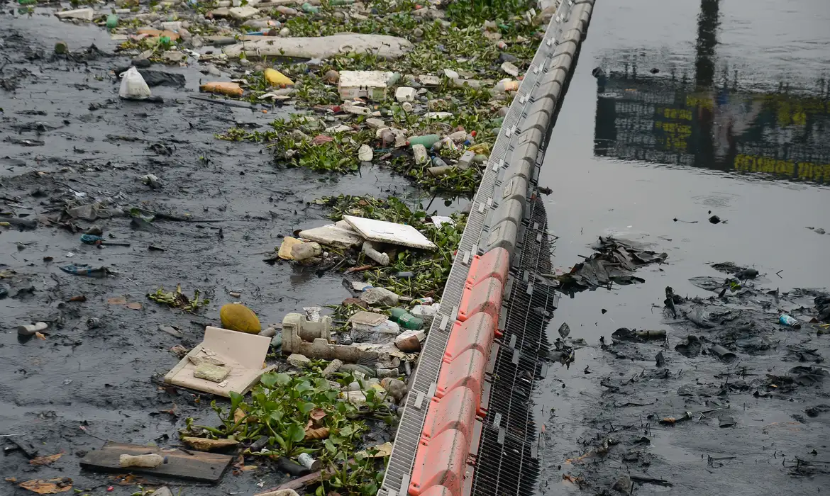 Rio de Janeiro - Ecobarreira instalada no Rio Meriti, ao lado da Rodovia Washington Luiz (BR-040), em Duque de Caxias na Baixada Fluminense, para evitar que o lixo flutuante chegue à Baía de Guanabara (Tomaz Silva/Agência Brasil)