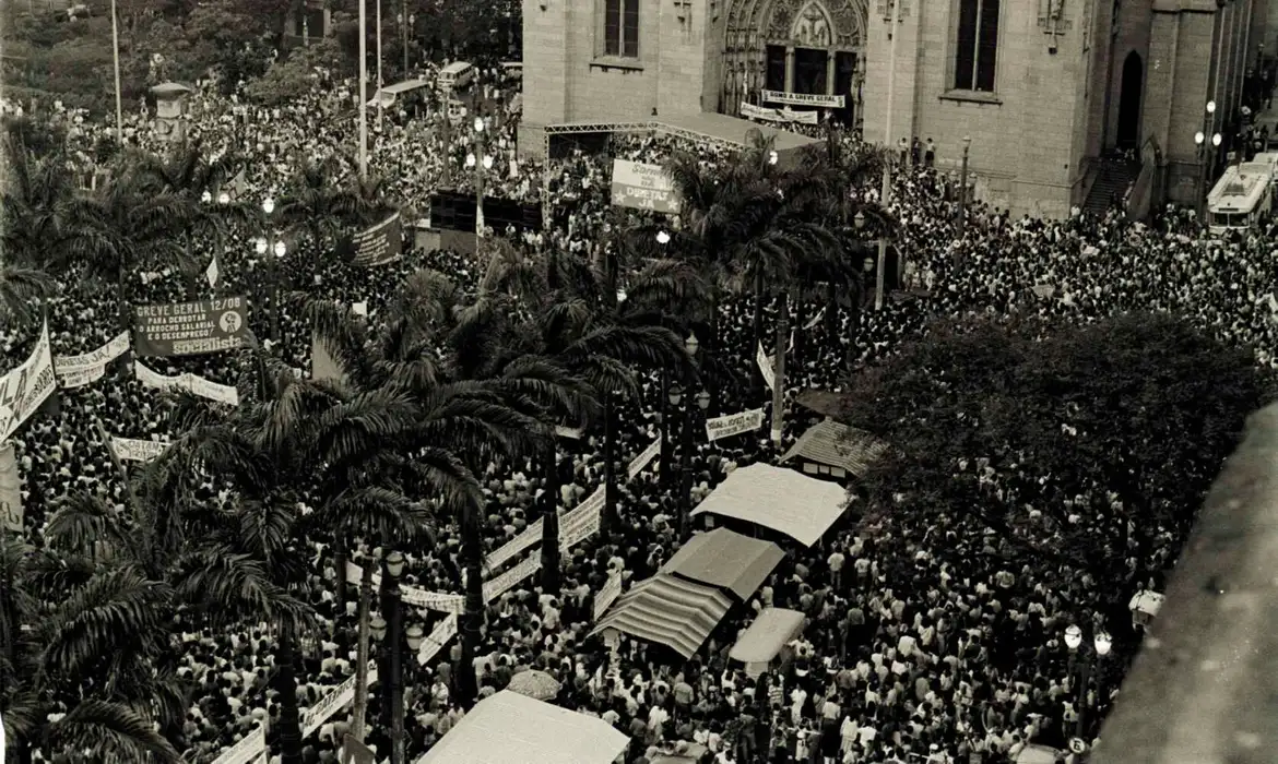 Passeata pelas “Diretas Já!”, São Paulo-SP, [25 janeiro] de 1984.  Foto: CSBH/FPA.
