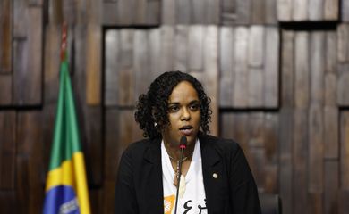 Rio de Janeiro (RJ) 25/06/2024 – Entrega da Medalha Tiradentes a Moïse Kabagambe post mortem, representado por sua mãe, Lotsove Lolo Lay Ivone, pela deputada Dani Monteiro, na Assembleia Legislativa (Alerj). Foto: Fernando Frazão/Agência Brasil