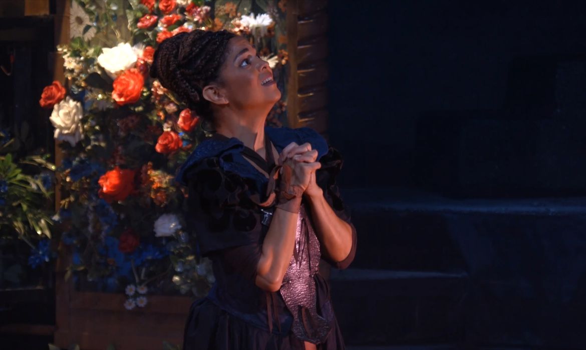 Cantora lírica Chiara Santoro na peça Iolanta, a princesa de vidro
