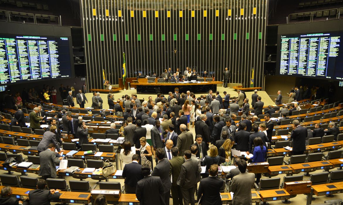 Predidente da Câmara dos Deputados, Eduardo Cunha, preside sessão de votação da Casa (Fabio Rodrigues Pozzebom/Agência Brasil)