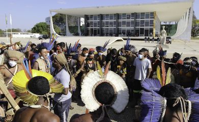 Indígenas descem a esplanada dos ministérios em direção ao STF para a realização de uma vigĺia contra o Marco Temporal