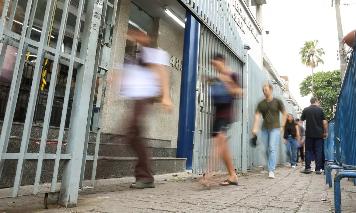 Rio de Janeiro (RJ), 16/11/2025 – Estudantes aguardam abertura dos portões no segundo dia do Exame Nacional do Ensino Médio (Enem), no Cefet Maracanã, na zona norte do Rio de Janeiro. Foto: Tomaz Silva/Agência Brasil