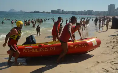 December 27, 2025, Rio De Janeiro, Rio De Janeiro, Brasil: Rio de Janeiro (RJ), 12/27/2025 - Plane crash/sea/Copacabana - A single-engine plane crashed into the sea off Copacabana, in the southern zone of Rio de Janeiro, on the afternoon of Saturday, December 27, 2025. The advertising ultralight sank shortly after impacting the sea; the fire department, along with jet skis, divers, and a helicopter, recovered the pilot's body. (Foto: Fausto Maia/Thenews2/Zumapress) (Credit Image: © Fausto Maia/TheNEWS2 via ZUMA Press Wire)