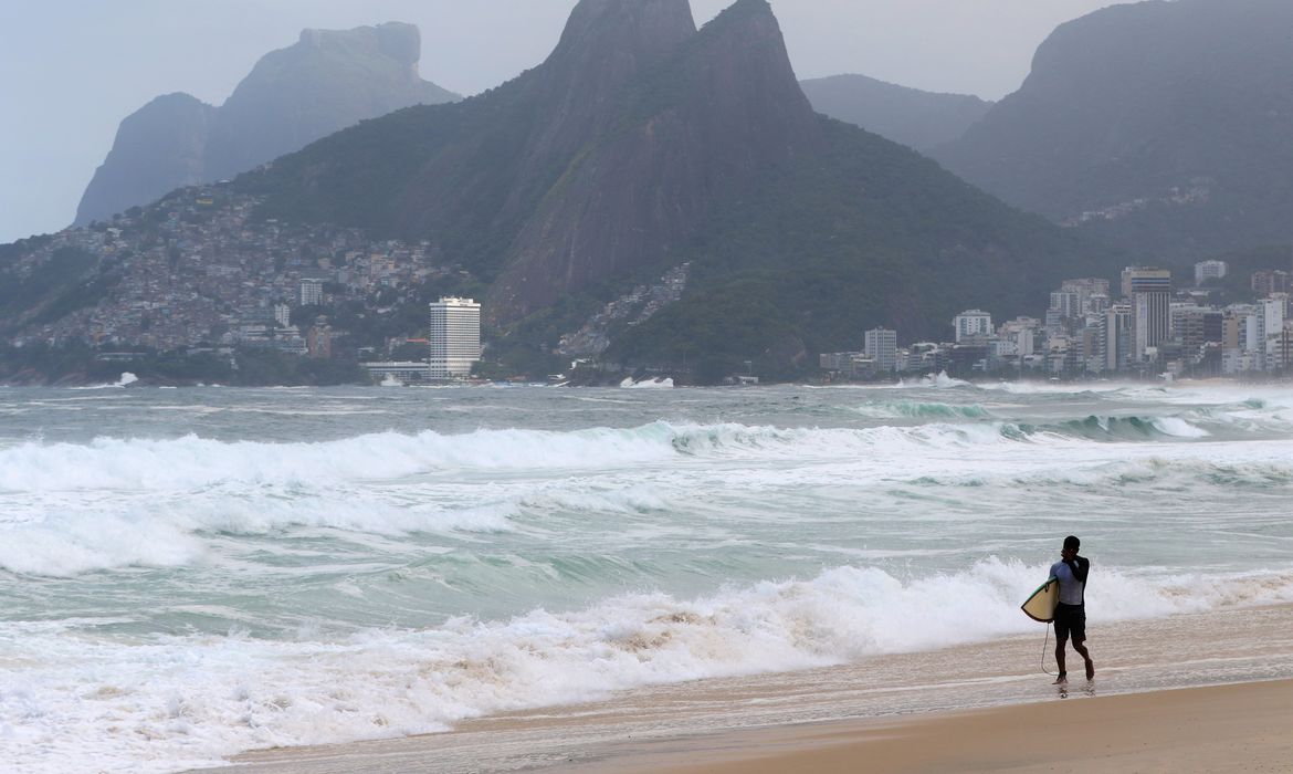 Tânia Rêgo/Agência Brasil Rio de Janeiro (RJ), 03/04/2023 - Ressaca na orla de Ipanema e Leblon, zona sul da cidade. Foto: Tânia Rêgo/Agência Brasil