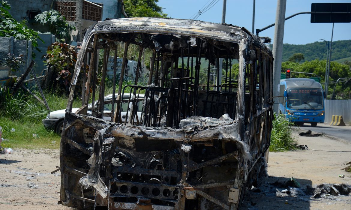 Rio de Janeiro (RJ), 24/10/2023 – Carcaça de ônibus incendiado na Estrada Santa Veridiana, em Santa Cruz, zona oeste da capital fluminense. Foto: Tomaz Silva/Agência Brasil