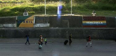 Venezuelanos caminham em direção a Pacaraima (RR)