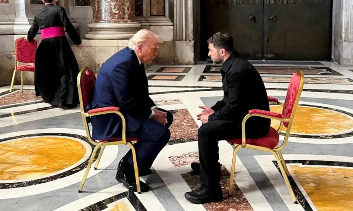 O presidente da Ucrânia, Zelenskiy, encontra-se com o presidente dos EUA, Trump, no Vaticano
Serviço de Imprensa Presidencial Ucraniano/Divulgação via REUTERS