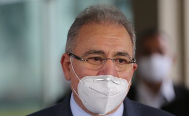 O médico cardiologista Marcelo Queiroga, indicado para ser o novo ministro da Saúde, e o atual ministro da Saúde, Eduardo Pazuello, falam à imprensa no ministério da Saúde.