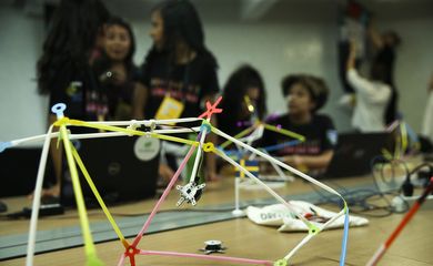 Um grupo de cerca de 30 meninas do ensino médio de escolas públicas do DF participam de um workshop inédito sobre robótica, ministrado por cientistas suecas.
