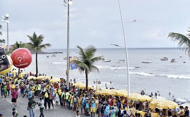 Ambulantes e catadores no carnaval do Porto da Barra, em Salvador. Foto: Elias Dantas - Ag Haack