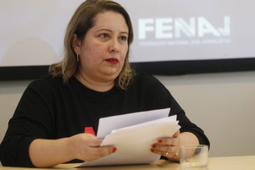 A presidenta da Federação Nacional dos Jornalistas, Samira de Castro, divulga o Relatório da Violência contra Jornalistas e Liberdade de Imprensa no Brasil 2022, no Sindicato dos Jornalistas.
