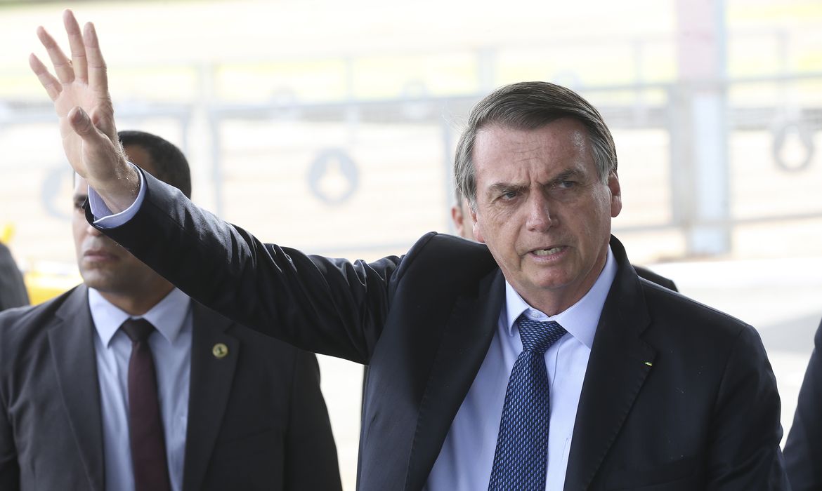 O presidente Jair Bolsonaro fala à imprensa no Palácio da Alvorada