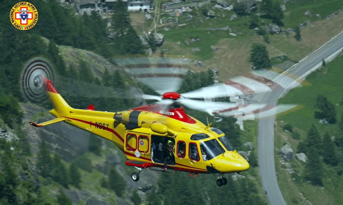 Aosta, Itália – Imagem de divulgação da equipe italiana de resgate nos alpes mostra helicóptero da corporação que trabalhou no resgate de pessoas presas em um teleférico do Mont Blanc