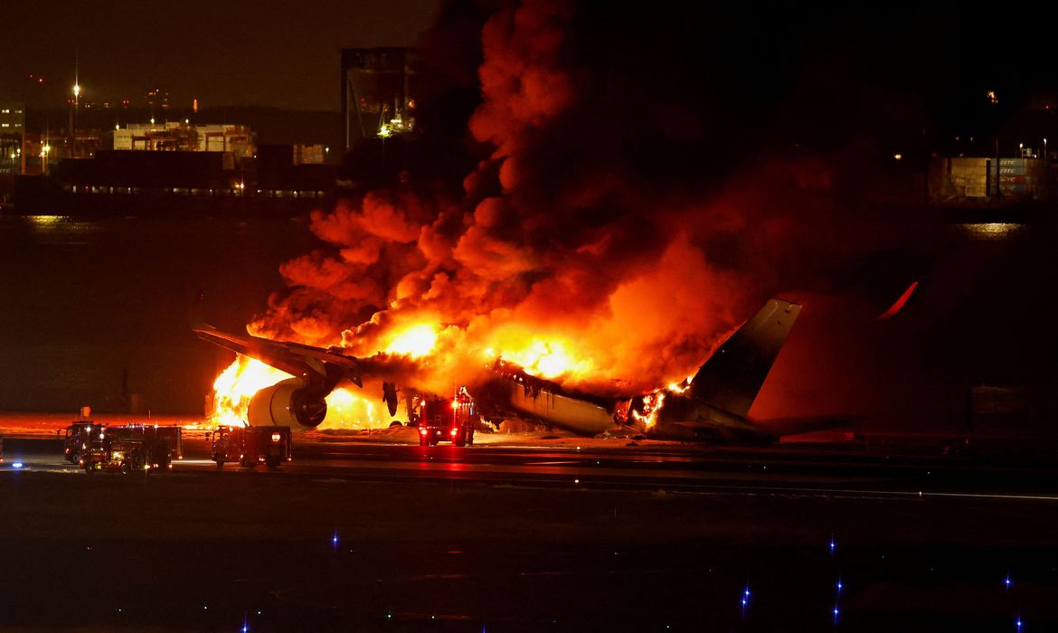 Avião A350 da Japan Airlines em chamas no aeroporto internacional de Haneda, em Tóquio 02/01/2024. Foto: REUTERS/Issei Kato