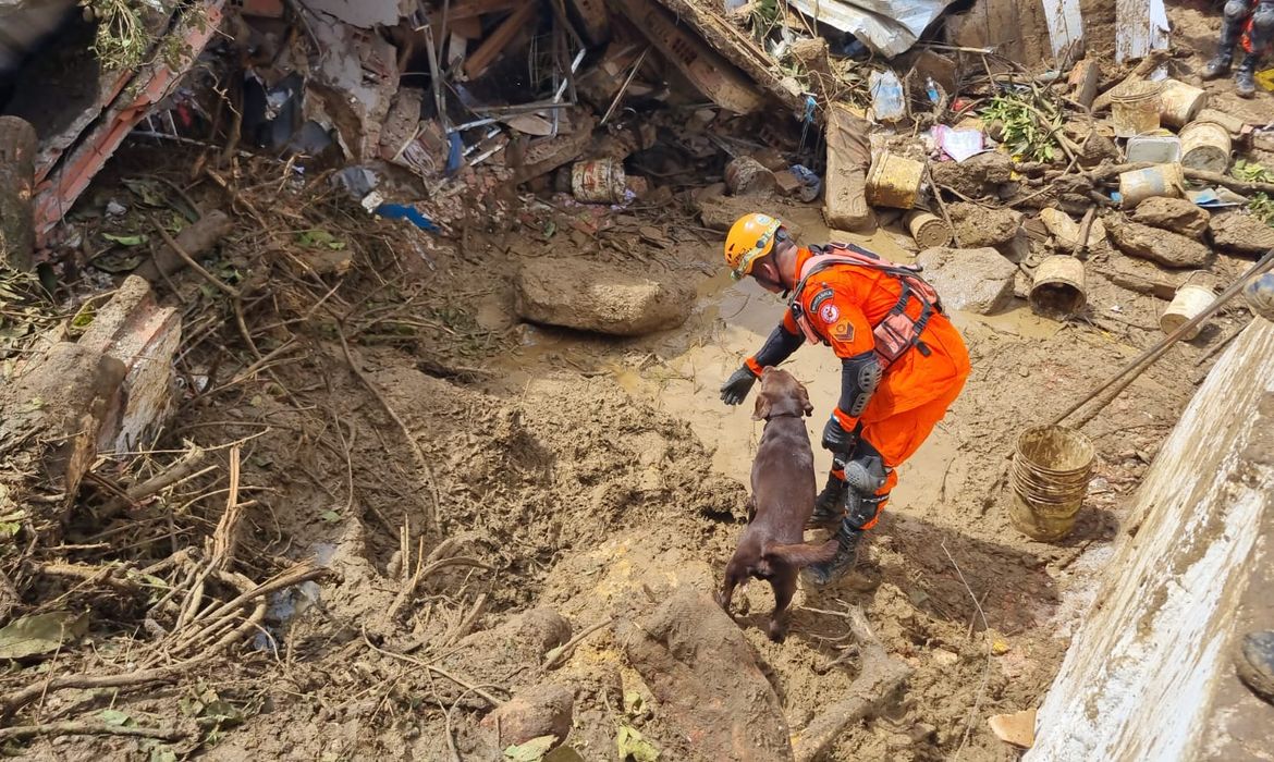 Encontrados os corpos de mais 2 vítimas do soterramento em São Gonçalo