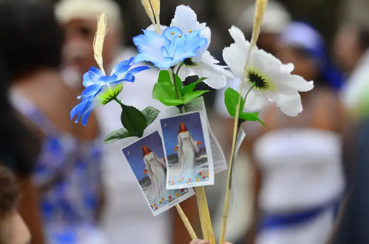 Devotos celebraram Dia de Iemanjá no Rio de Janeiro. O cortejo na capital carioca reuniu centenas de pessoas (Tânia Rêgo/Agência Brasil)