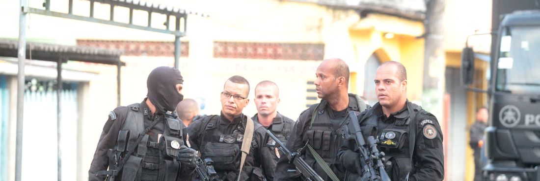 Policiais do Bope em ação no Rio Polícia ocupa Vila Kennedy para instalação de UPP
