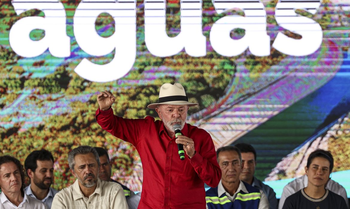 Salgueiro (PE), 28/05/2025 - O presidente da República, Luiz Inácio Lula da Silva, participa da cerimônia de assinatura da ordem de serviço, no valor de R$ 491,3 milhões, para duplicar a capacidade de bombeamento de água em todo o Eixo Norte do PISF, nas estações de bombeamento intermunicipais EBI1, em Cabrobó (PE), EBI2 em Terra Nova (PE) e EBI3 em Salgueiro (PE). Foto: Marcelo Camargo/Agência Brasil