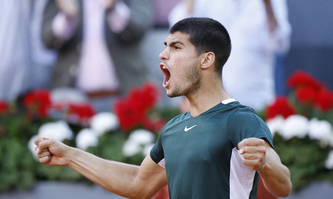 Carlos Alcaraz vibra ao vencer Alexander Zverev na final do Aberto de Madri