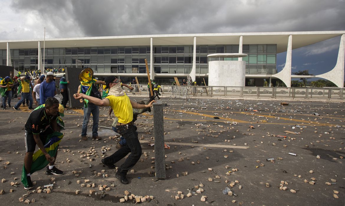 Brasilia 07/02/2023 - Manifestantes invadem predios publicos na praca dos Tres Poderes, na foto manifestantes arrastam grades que ficam na frente do Palacio do Planalto
