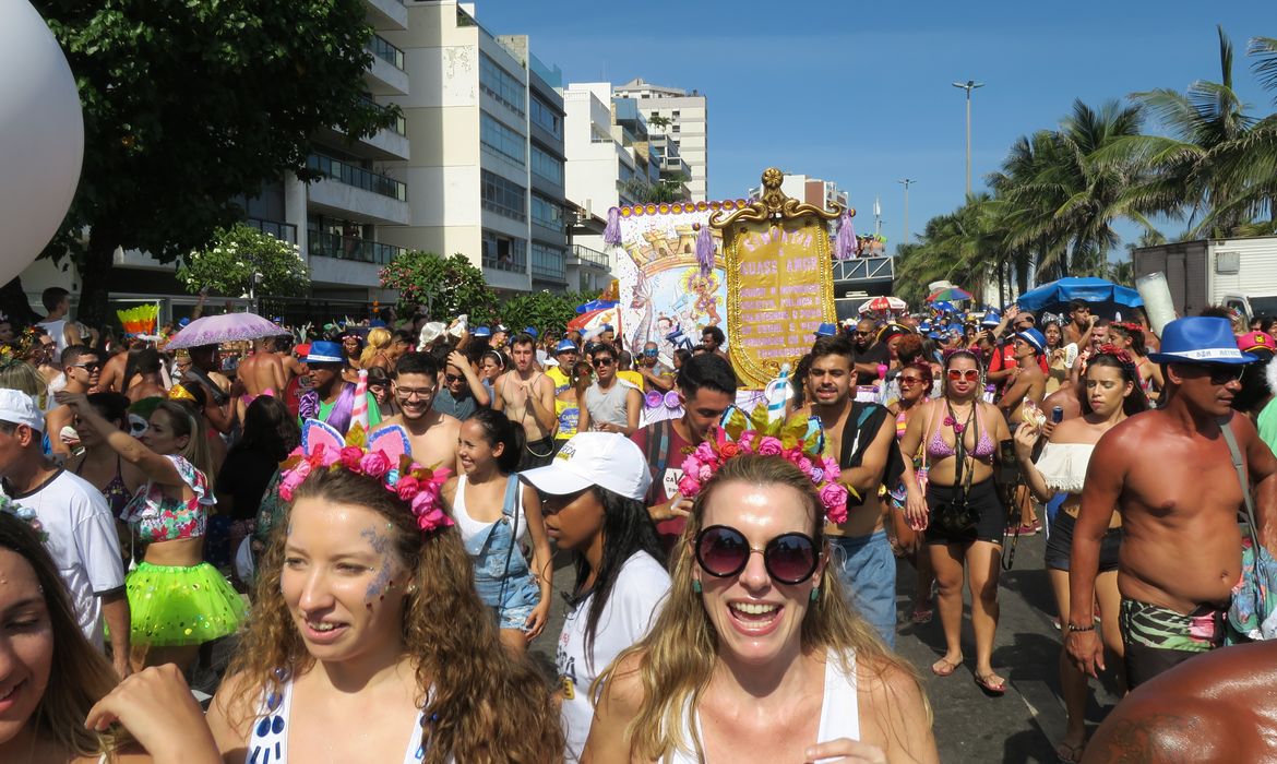 Rio de Janeiro - O tradicional bloco Simpatia É Quase Amor arrastou uma multidão pela praia de Ipanema (Vladimir Platonow/Agência Brasil)