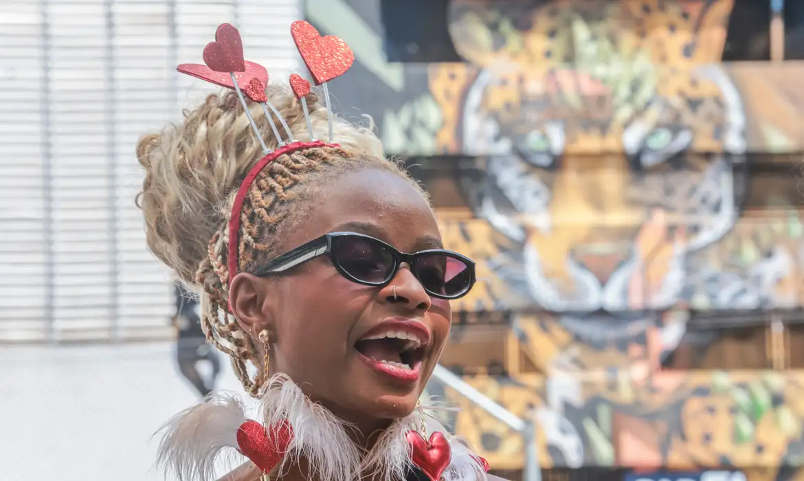 São Paulo (SP), 15/02/2026 - Luma Gregório  conversa com Agência Brasil, durante apresentação do Bloco Afro na Rua, na Avenida São Luiz.
Foto: Paulo Pinto/Agência Brasil