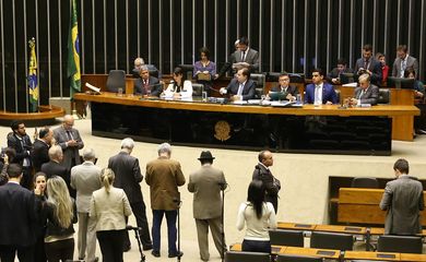Brasília - Deputada Mariana Carvalho (PSDB-RO), segunda-secretária da Mesa Diretora, lê denúncia contra o presidente Michel Temer no plenário da Câmara (Antonio Cruz/Agência Brasil)