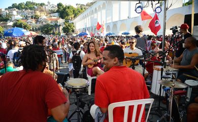 Rio de Janeiro - Manifestantes contra o impeachment se reúnem nos Arcos da Lapa, para assistirem a votação do processo de impeachment da presidente Dilma Rouseff (Tomaz Silva/Agência Brasil)