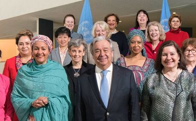 António Guterres, com algumas das mulheres que compõem parte de sua equipe de liderança na ONU 