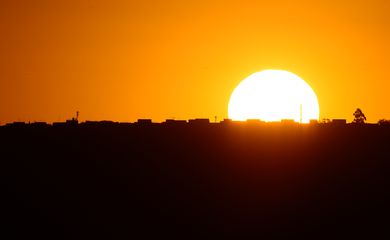 Pôr do sol em Brasília que completa 87 dias sem chuva