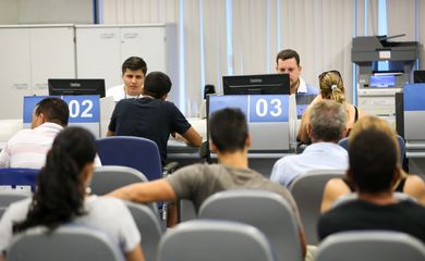 Brasília - Agências da Caixa abrem das 9h às 15h neste sábado (11) consulta e saque dos recursos das contas inativas do Fundo de Garantia do Tempo de Serviço.  (Marcelo Camargo/Agência Brasil)